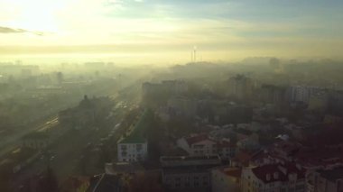 Şafak vakti modern şehrin panoramik üst hava manzarası
