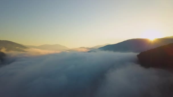 Veduta Aerea Vibrante Tramonto Nuvole Bianche Dense Nebbiose Con Lontane — Video Stock