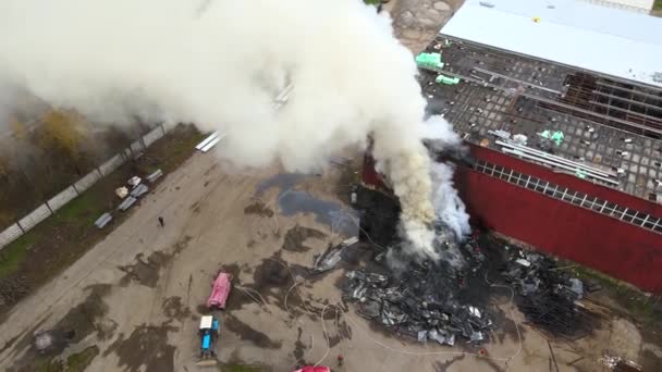 Vue Aérienne Des Pompiers Qui Éteignent Incendie Dans Une Zone — Video