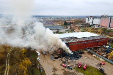 İtfaiyecilerin sanayi bölgesindeki yangın söndürme görüntüsü.
