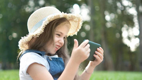 Menina Sorrindo Feliz Criança Olhando Telefone Celular Livre Verão — Fotografia de Stock