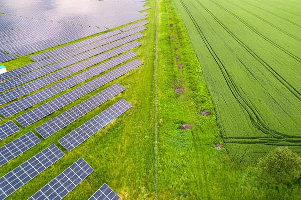 Flygfoto Solkraftverk Grönt Fält Elektriska Paneler För Produktion Ren Ekologisk — Stockfoto