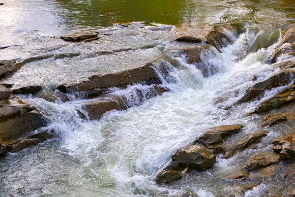 Horská Řeka Malým Vodopádem Průzračnou Tyrkysovou Vodou Padající Mezi Mokré — Stock fotografie
