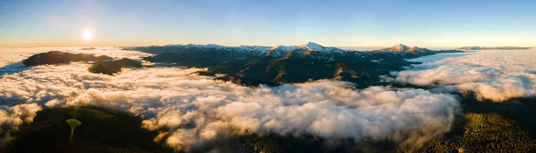 Widok Powietrza Żywy Wschód Słońca Nad Białą Gęstą Mgłą Odległych — Zdjęcie stockowe