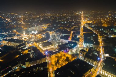 Ukrayna İvano-Frankivsk şehir merkezindeki aydınlık sokakların ve binaların hava manzarası.