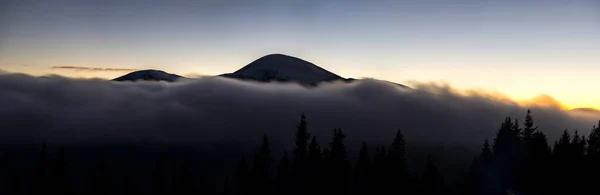 美丽的山景全景 夕阳西下 峰峦朦胧 雾蒙蒙的山林幽谷 — 图库照片