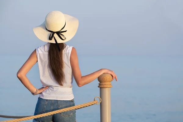 Giovane Turista Donna Abiti Casual Godendo Calda Giornata Sole Sulla — Foto Stock