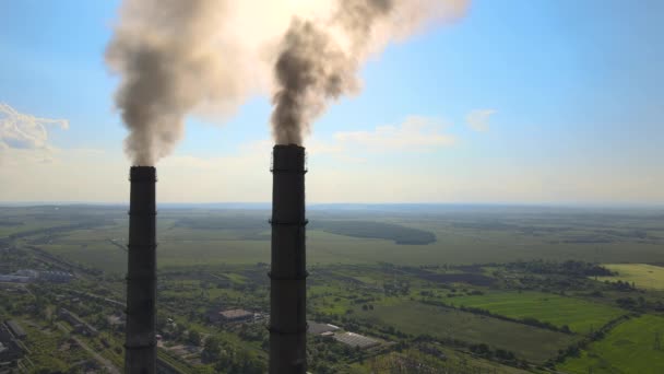 黒い煙霧の大気汚染と石炭発電所の高パイプの空中ビュー 化石燃料をコンセプトとした発電 — ストック動画