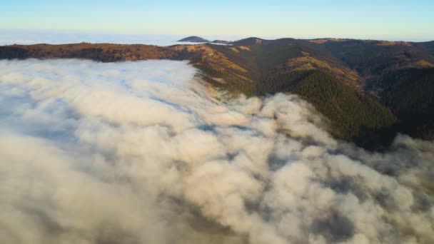 Вид Воздуха Яркий Ландшафт Туманных Облаков Покрывающих Горные Холмы Небольшие — стоковое видео