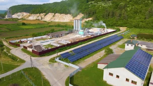 工業地帯できれいな生態系の電気エネルギーを生成するための太陽光発電パネルの行を持つ発電所の空中ビュー 排出ゼロをコンセプトとした再生可能エネルギー — ストック動画