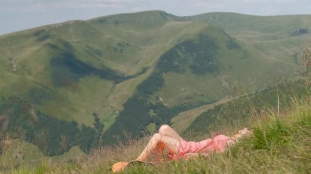 Jonge Vrouw Rode Jurk Liggend Groen Grasveld Rustend Een Zonnige — Stockvideo