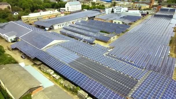 Luchtfoto Van Blauwe Fotovoltaïsche Zonnepanelen Gemonteerd Het Dak Van Het — Stockvideo