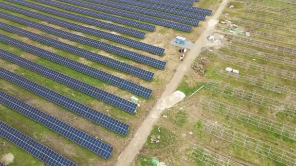 从空中看大型发电厂的建设 在金属框架上安装了多排太阳能电池板 以生产清洁的生态电能 可再生能源的开发 — 图库视频影像