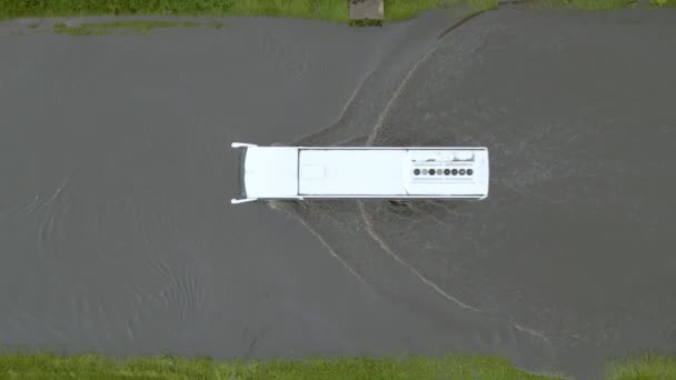 暴雨过后 城市交通的空中景观 汽车在被洪水淹没的街道上行驶 道路排水系统的问题 — 图库视频影像