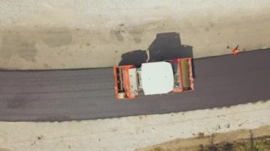 Buhar silindirli yeni yol inşaatının havadan görüntüsü.