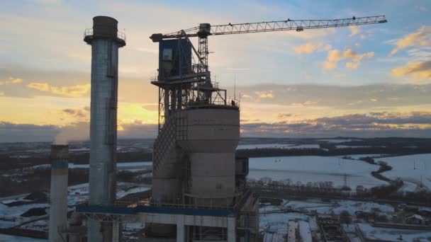 Yüksek Fabrika Yapısına Sahip Çimento Fabrikasının Havadan Görüntüsü Endüstriyel Üretim — Stok video
