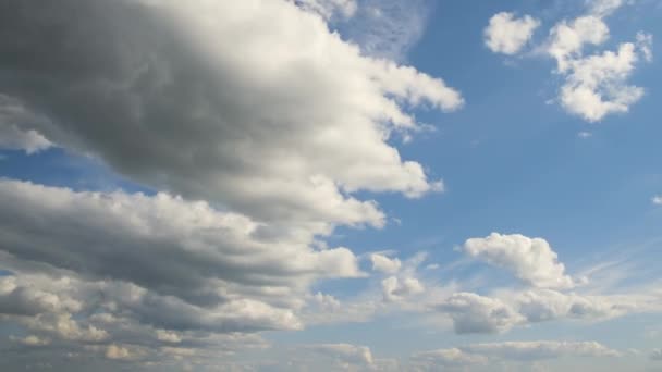 Tijdsverloop Beelden Van Snel Bewegende Witte Gezwollen Wolken Blauwe Heldere — Stockvideo