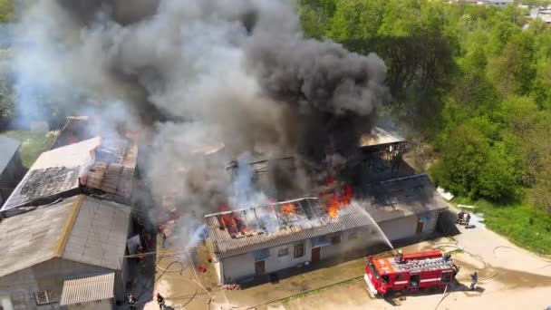 Luftaufnahme Von Feuerwehrleuten Die Zerstörtes Gebäude Mit Eingestürztem Dach Und — Stockvideo