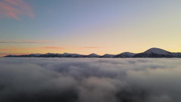 Vista Aérea Del Vibrante Amanecer Sobre Densa Niebla Blanca Con — Vídeos de Stock