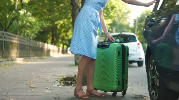 Fiatal Női Sofőr Zöld Bőröndöt Visz Városi Utcáról Utazási Nyaralási — Stock videók