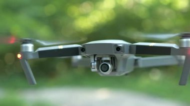 Bulanık pervaneli ve havada uçan video kameralı bir helikopter..