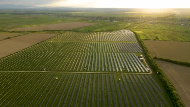 Vista Aérea Una Gran Central Eléctrica Sostenible Con Filas Paneles — Vídeos de Stock