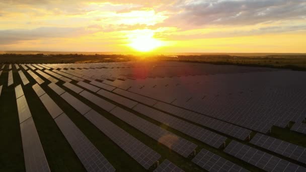 Luchtfoto Van Een Grote Duurzame Elektriciteitscentrale Met Rijen Zonnepanelen Voor — Stockvideo