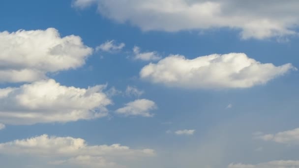 Tijdsverloop Beelden Van Snel Bewegende Witte Wolken Blauwe Heldere Lucht — Stockvideo