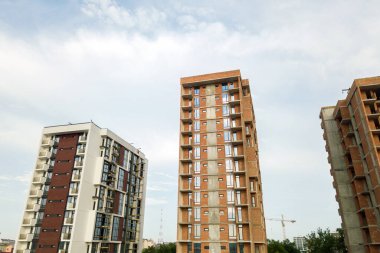 Yüksek konut binaları yapım aşamasında. Gayrimenkul geliştirme.