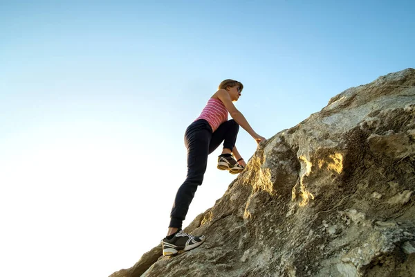 Mulher Caminhante Escalada Íngreme Grande Pedra Dia Ensolarado Jovem Alpinista — Fotografia de Stock