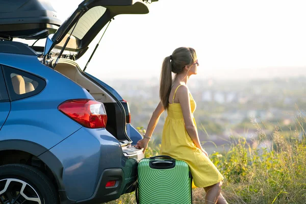 Mujer Joven Descansando Una Maleta Verde Cerca Coche Naturaleza Verano — Foto de Stock