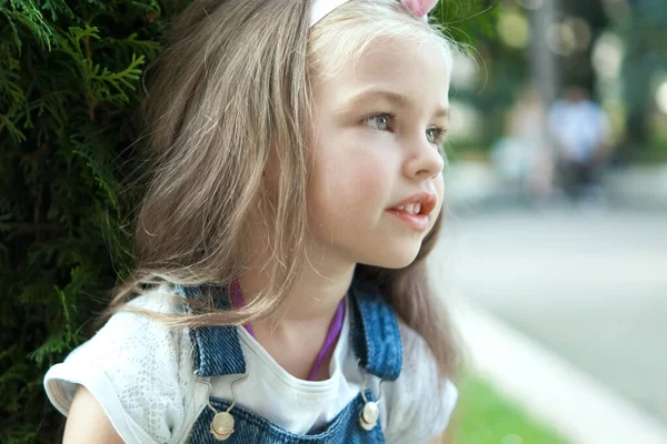Portret Ślicznej Dziewczynki Stojącej Świeżym Powietrzu Letnim Parku — Zdjęcie stockowe