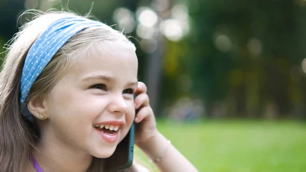 Счастливая Маленькая Девочка Разговаривает Телефону Летнем Парке — стоковое фото
