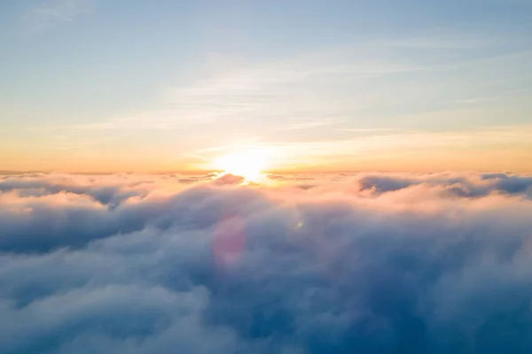 Αεροφωτογραφία Του Φωτεινού Κίτρινου Ηλιοβασιλέματος Πάνω Από Λευκά Πυκνά Σύννεφα — Φωτογραφία Αρχείου