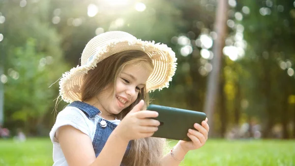 Feliz Sorrindo Menina Criança Assistindo Seu Telefone Celular Livre Verão — Fotografia de Stock