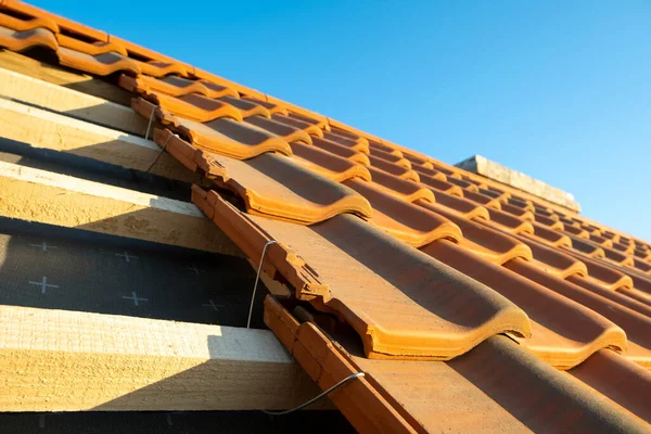 Überlappende Reihen Gelber Keramik Dachziegel Auf Holzplatten Die Das Dach — Stockfoto