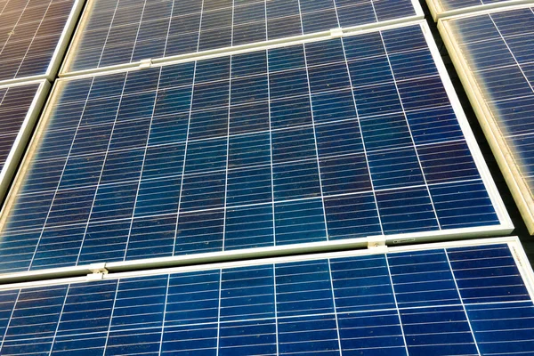 Close Van Het Oppervlak Van Blauwe Fotovoltaïsche Zonnepanelen Gemonteerd Het — Stockfoto
