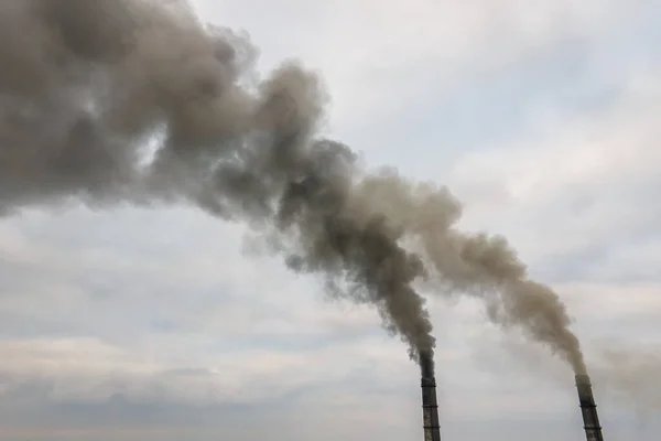 공중에서 발전소 파이프와 연기가 대기를 상승하고 — 스톡 사진