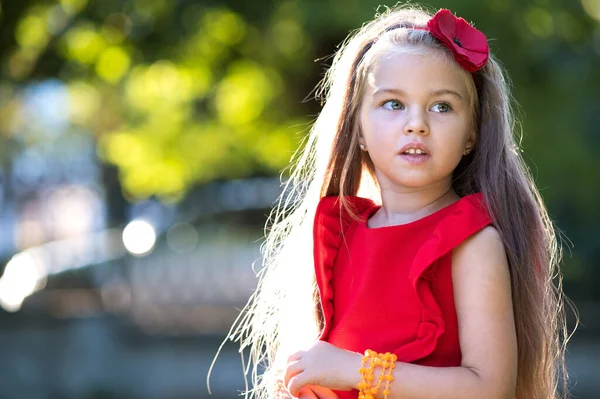 Portrait Heureuse Jolie Enfant Fille Robe Rouge Souriant Extérieur Profitant — Photo