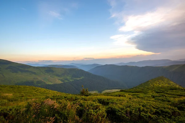 Zomer Avond Berglandschap Met Grazige Heuvels Verre Pieken Bij Kleurrijke — Stockfoto