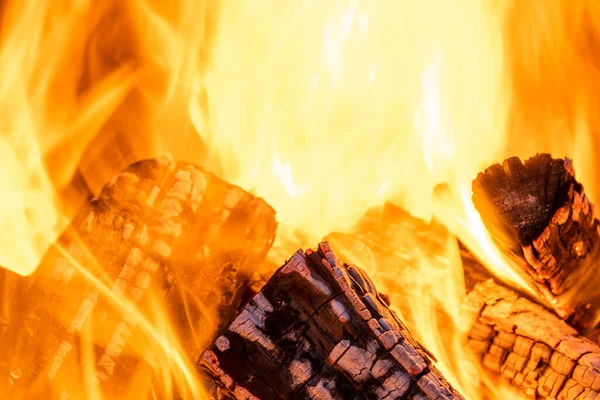 Nahaufnahme Hell Brennender Holzstämme Mit Gelben Feuerflammen Der Nacht — Stockfoto