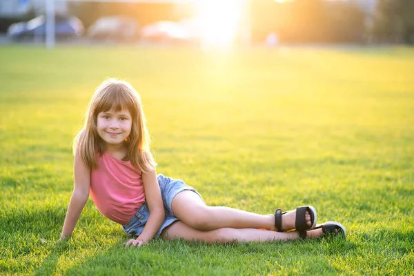 Ung Glad Barn Flicka Vilar Medan Sitter Grön Gräsmatta Varm — Stockfoto