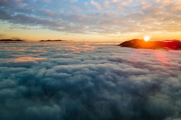 Vista Aérea Del Vibrante Amanecer Sobre Densas Nubes Blancas Con —  Fotos de Stock