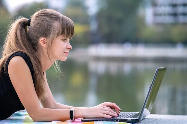 Mujer Joven Que Trabaja Detrás Computadora Portátil Acostado Parque Verano — Foto de Stock