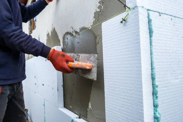 Byggnadsarbetare Installera Styrofoam Isolering Ark Huset Fasadvägg För Värmeskydd — Stockfoto