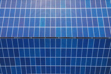 Temiz ekolojik elektrik enerjisi üretmek için sıralanmış güneş fotovoltaik panelleri olan havadan görüş çatısı. Sıfır emisyon kavramı ile yenilenebilir elektrik.