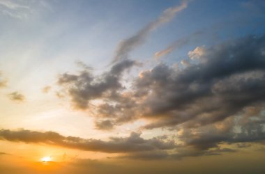 Parlak renkli günbatımı gökyüzü batan güneş ve canlı bulutlarla.