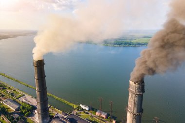Kömür santralinin havadan görünüşü yüksek borular, siyah baca yığını atmosferi kirletiyor. Fosil yakıt kavramına sahip elektrik üretimi.