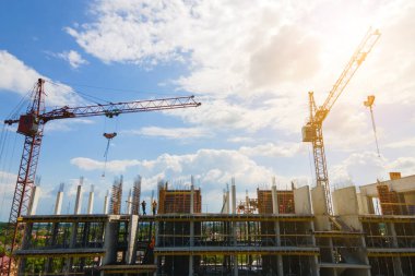 İnşaat halindeki yüksek beton bina kulesindeki vinç. Gayrimenkul geliştirme kavramı.