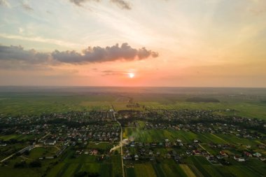 Gün batımında kırsal bölgedeki yerleşim yerlerinin hava görüntüsü.